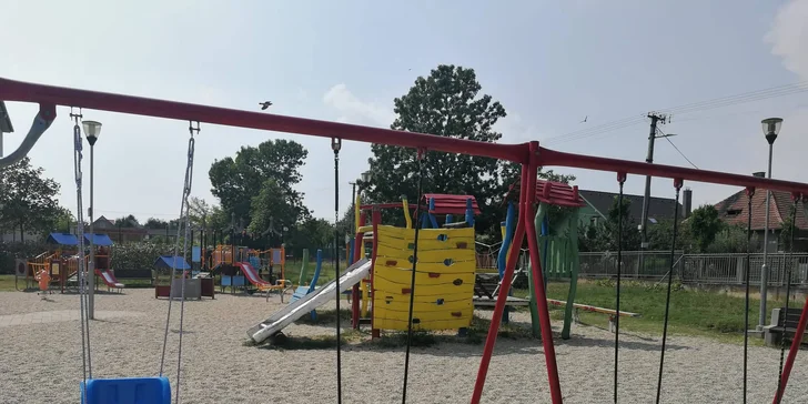 Kampaň "Jedna pre teba, jedna pre mňa" má za cieľ primäť starostov a primátorov, aby sa celkom automaticky a prirodzene umiestňovali na všetky nimi zriadené detské ihriská aj prvky pre deti s hendikepom.