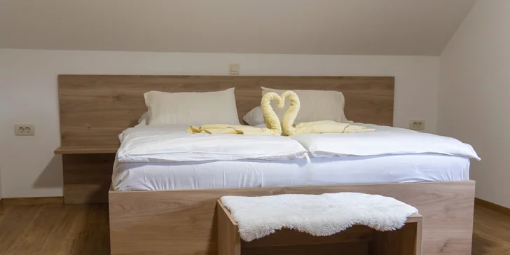 Ubytovaní budete ve dvoulůžkovém nebo rodinném pokoji.