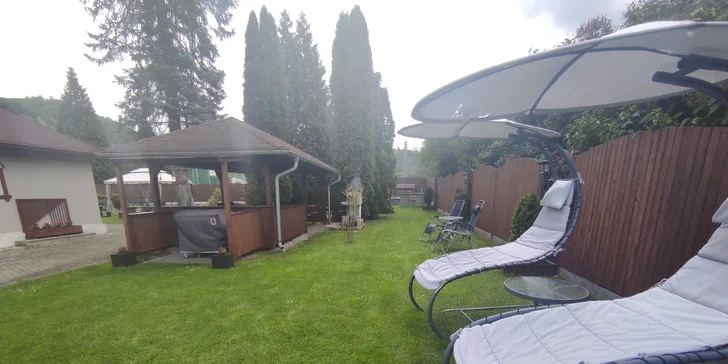 S něčím dobrým můžete také posedět na velké zahradě, kde najdete zastřešené posezení a gril. 