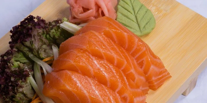 Milovníci rolek mohou pozorovat kulinářské mistry, kteří válejí za sushi barem. 