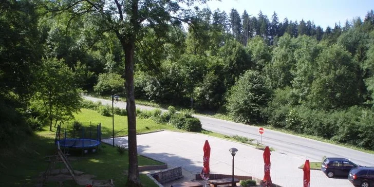 Nejmenší hosté mohou dovádět na dětském hřišti s trampolínou. 