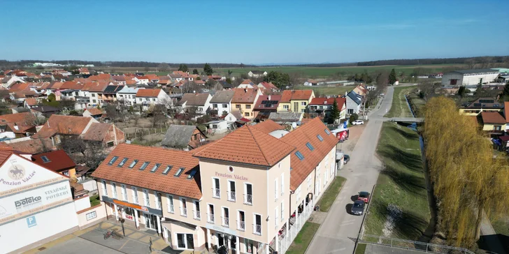 Ve variantě se snídaní vás ráno budou čekat kontinentální dobroty výběrem ze čtyř možností.