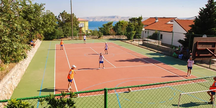 Na kurtech si můžete pinknout tenis, případně si půjčte kola a vyrazte na výlet. 