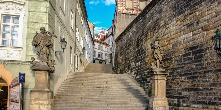 Čeká vás jedinečná cesta jednou z nejkrásnějších částí Prahy plné barokních paláců, legend a tajemství. 
