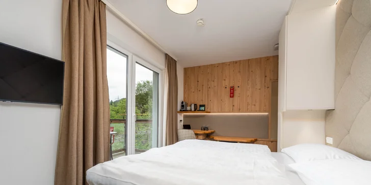 V nabídce je dvoulůžkový pokoj Classic (17 m²) a prostornější Panorama Suite (42 m²).