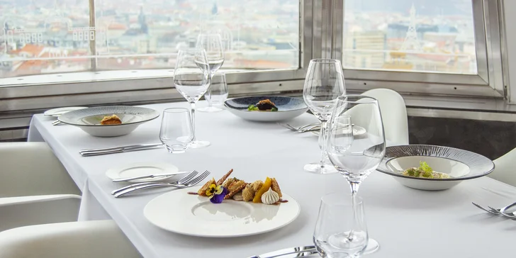 Luxusní 5chodové menu na Žižkovské věži: foie gras, losos, saltimbocca z kuřátka i koktejl