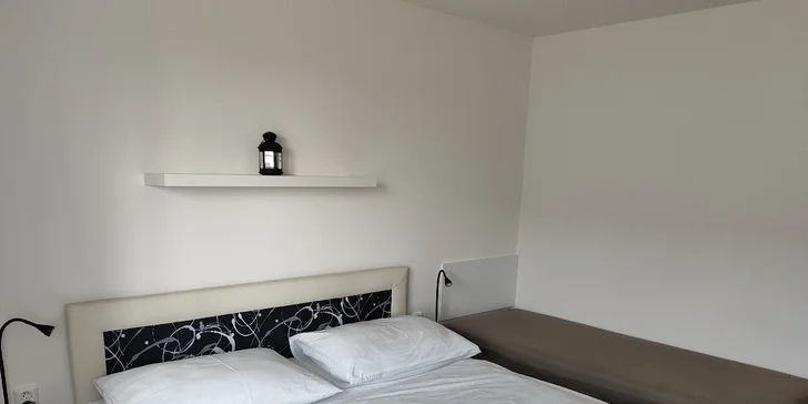 Na výber sú päťlôžkové apartmány s balkónom alebo bez, štvorlôžková izba a trojlôžkové štúdio s výhľadom do záhrady.