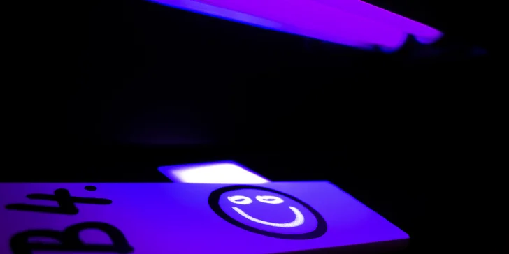 Děti do 12 let musí hrát vždy v doprovodu dospělého, ty starší i samostatně. 