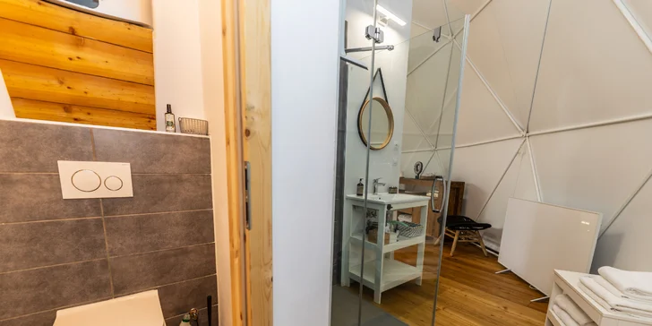 Nechybí ani koupelna se sprchou a WC.