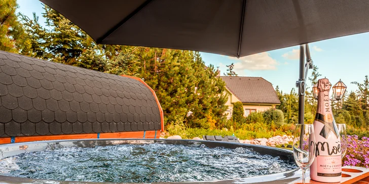 Ak túžite po poriadnom relaxe, neváhajte zvoliť variant s dvojhodinovým súkromným vstupom do wellness pod holým nebom s úžasným výhľadom na Lomnický štít.