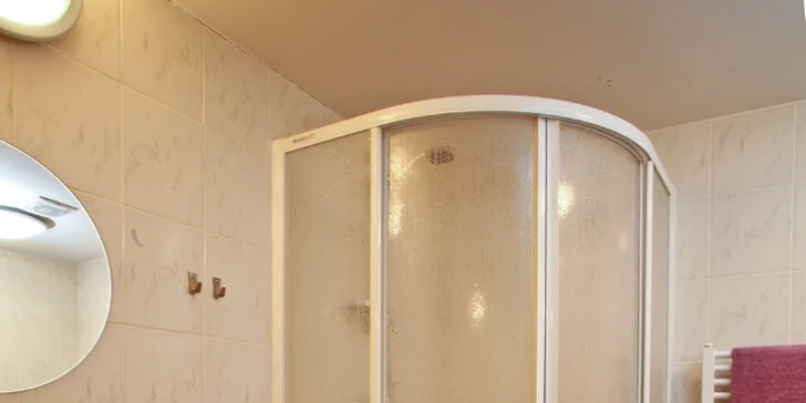Každý pokoj má vlastní koupelnu i WC.