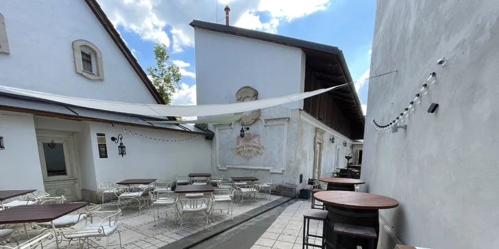 Hotelové atrium poskytuje příjemné posezení převážnou část roku a konají se tu také letní grilovačky.