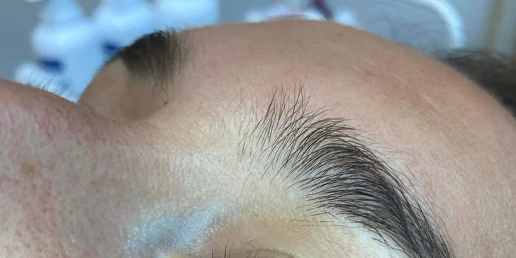 Anebo si zajděte na lash lifting, díky kterému se vaše řasy opticky prodlouží i bez aplikace řas umělých.