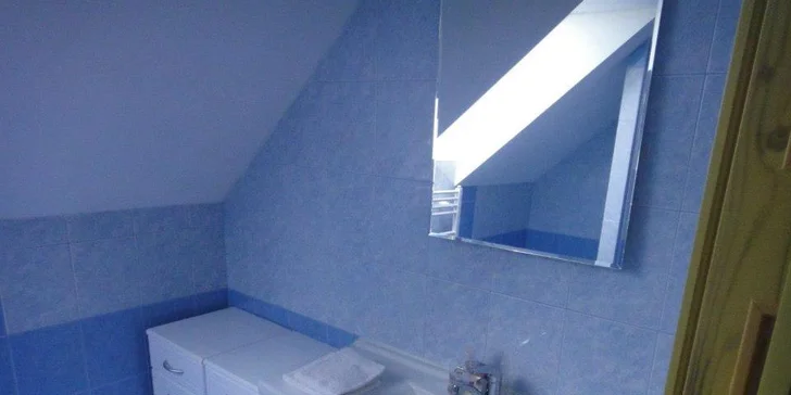 K dispozici je samostatné WC s umyvadlem, samostatná koupelna se sprchovým koutem a umyvadlem a splachovací WC s umyvadlem umístěné mimo budovu.