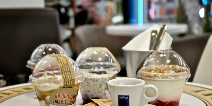 Dezert si vyberete z aktuální nabídky. Co třeba jogurtové tiramisu nebo chia pudink s malinami?