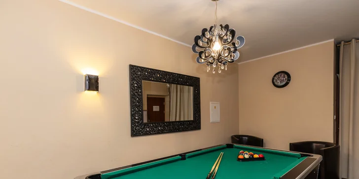 V hotelu si také zahrajete kulečník anebo billiard. 