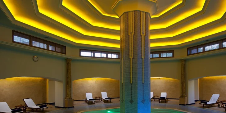 V hotelu nechybí  vnitřní bazén a sauna, za příplatek si pak můžete dopřát i masáže, kosmetické ošetření nebo služby kadeřnictví.