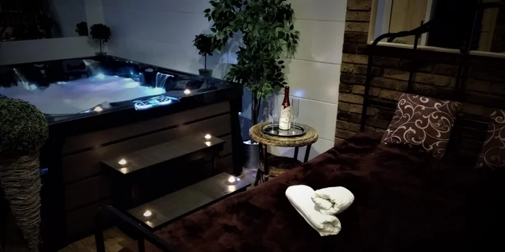 Romantika pro dva: 2 hodiny v privátním wellness s vířivkou, saunou a třeba i sektem