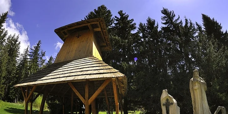 Nenechajte si ujsť ani miestne atrakcie a pamiatky – Dom hore nohami, Múzeum kysuckej dediny – Skanzen Vychylovka, Medvedia štôlňa, Brestovská jaskyňa, Liptovský hrad...