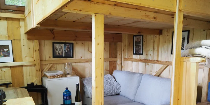 Spaní je zajištěné v patře (ocení spíše mladší hosté menších postav). 