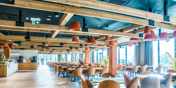 Jedlo sa podáva v hotelovej reštaurácii (100 m od apartmánov).