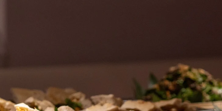 Dále si pochutnáte např. na rib eye steaku, gyoza knedlíčkách či sushi setu.