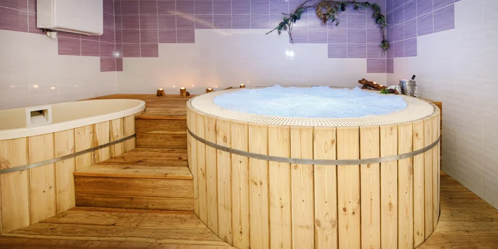 Romantika pro dva: wellness s vířivým sudem a finskou saunou i mísa ovoce či masáž pro oba