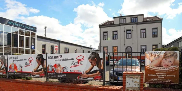 Cvičit budete v dámském fitku Red Fit ve Vysočanech.