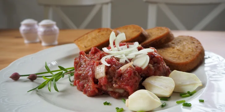 Restaurace je bezbariérová a v případě, že se ji rozhodnete navštívit třeba se svými domácími mazlíčky, rozhodně vás ve dveřích neotočí čelem vzad.