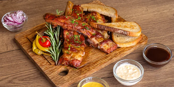 Po samotné exkurzi si můžete se správným voucherem smlsnout i na žebrech...