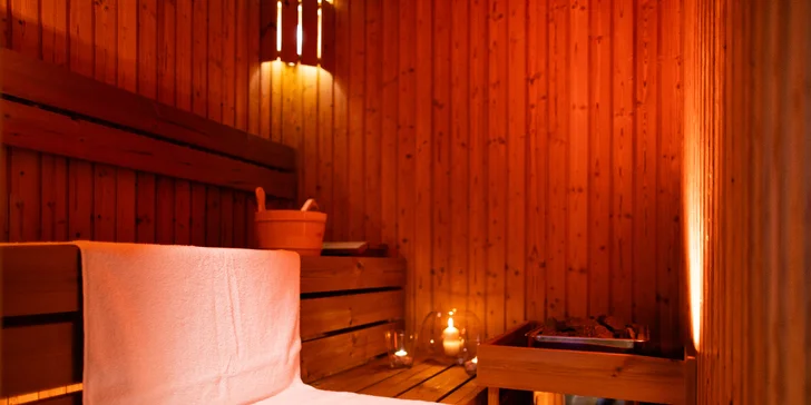 Ve wellness je sauna a vířivka. 