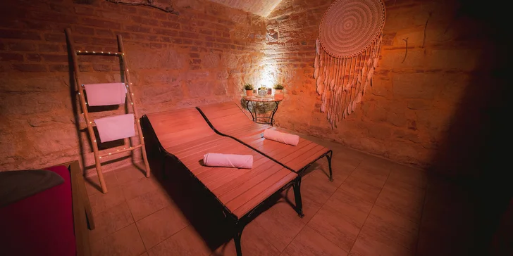 Čeká vás finská sauna vytopená na 90 °C, ochlazující bazén, teplá vířivá vana a také relaxační místnost.