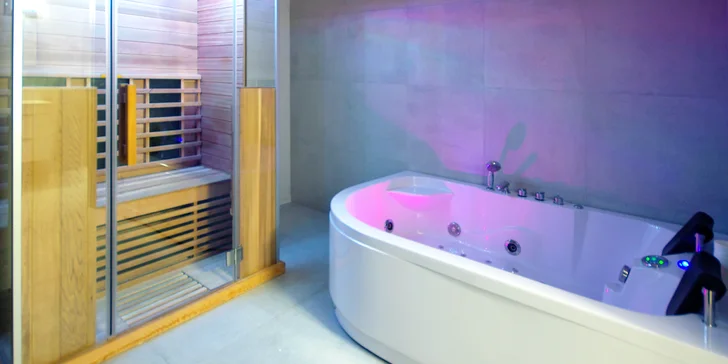  Pokud patříte k vyznavačům pořádné relaxace, sáhnout můžete i po pokoji, který nabídne vlastní saunu a hydromasážní vanu.