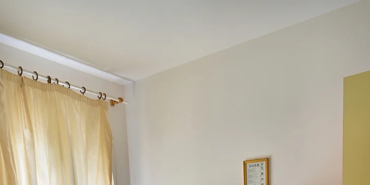 Bude pre vás pripravená jednoducho zariadená izba s manželskou posteľou, prípadne doplnená o ďalšie lôžka.
