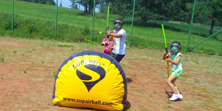 Hra je velmi podobná paintballu – rozprchnete se po hřišti, ale místo zbraní, které střílejí barevné kuličky, budete vybavení lukem a šípy.