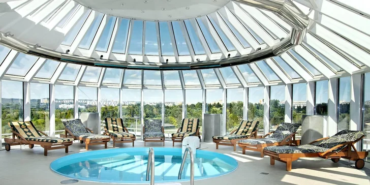 Z hotelového wellness centra je nádherný výhled na město.