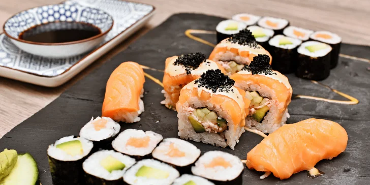 Sushi můžete sníst v restauraci nebo si ho odnést s sebou.