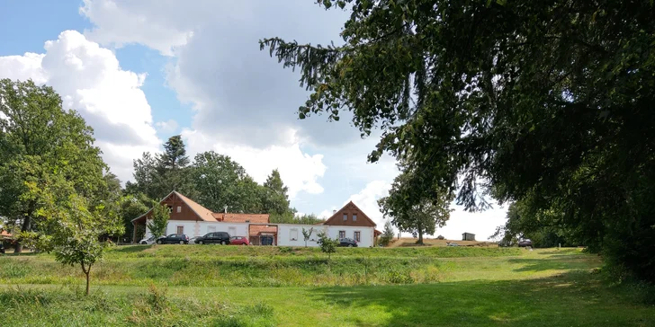 V penzionu je dětský koutek a venku hřiště s pískovištěm.