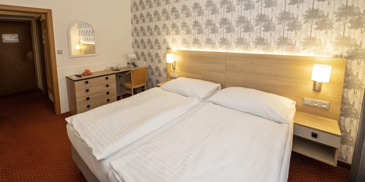 Zabydlíte se v jednolůžkovém nebo dvoulůžkovém pokoji, který je nově zrekonstruovaný a moderně zařízený, nechybí samostatná koupelna a WC i LCD televize se satelitními programy. 