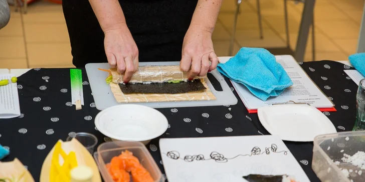 Kromě vlastnoručně připraveného sushi ochutnáte i švestkové víno.