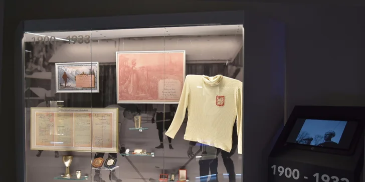 K vidění je i originál prvního poháru, který Češi získali za vítězství na ME v roce 1911. 