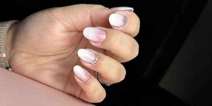 V nabídce je také nehtová modeláž, kdy si můžete dopřát třeba i něco extravagantního. 