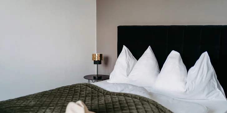 Interiéry hotelu vás potěší klidem i moderní výbavou – využijete vlastní koupelnu, trezor, minibar, televizi a Wi‑Fi.