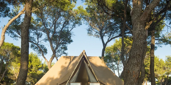 Strávit se tu dá od pěti až do čtrnácti nocí. (na fotce stan Bell Tent)