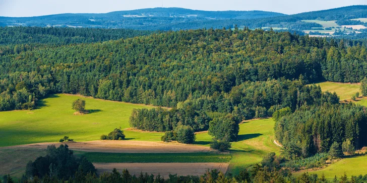 Česká Kanada je rájem pro pěší i cykloturisty. Hranice této oblasti začíná asi 18 km od penzionu.