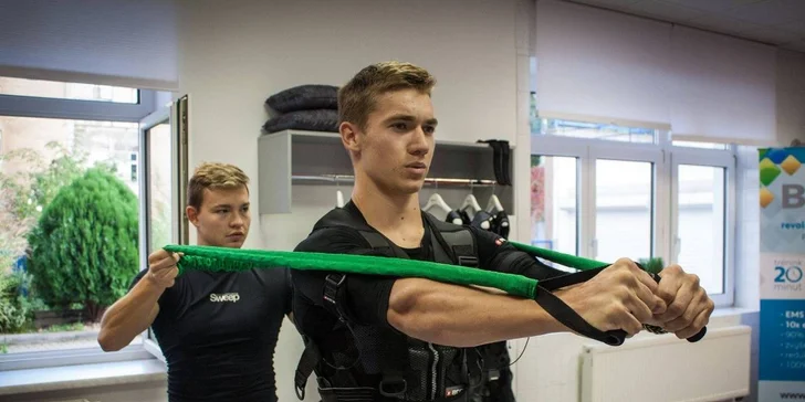 Čeká na vás příjemné a komfortní prostředí, sprchy, osobní skříňka a prostorný cvičební sál vybavený originálním EMS přístrojem XBody.