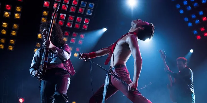 Film o pozoruhodné skupině Queen a ještě pozoruhodnějším Freddiem Mercurym vás doslova strhne.
