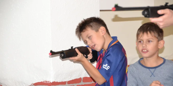 Střílet budete laserovým paprskem do plátna. V nabídce je puška, pistole nebo brokovnice.