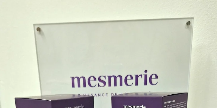 Při ošetření pracuje kosmetička s produkty značky Mesmerie. 
