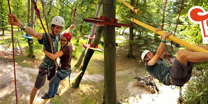 Hodinový vstup do lanového parku plného prekážok pre malých aj veľkých.